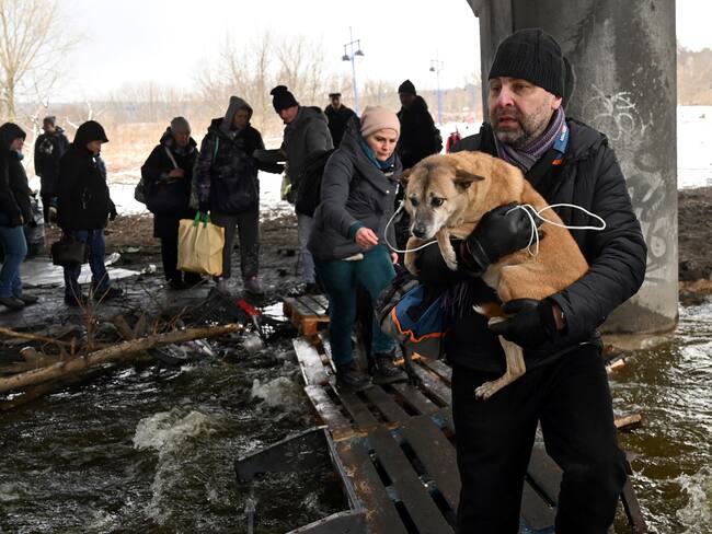 Ucranianos huyendo de Kiev. Foto: SERGEI SUPINSKY/AFP via Getty Images