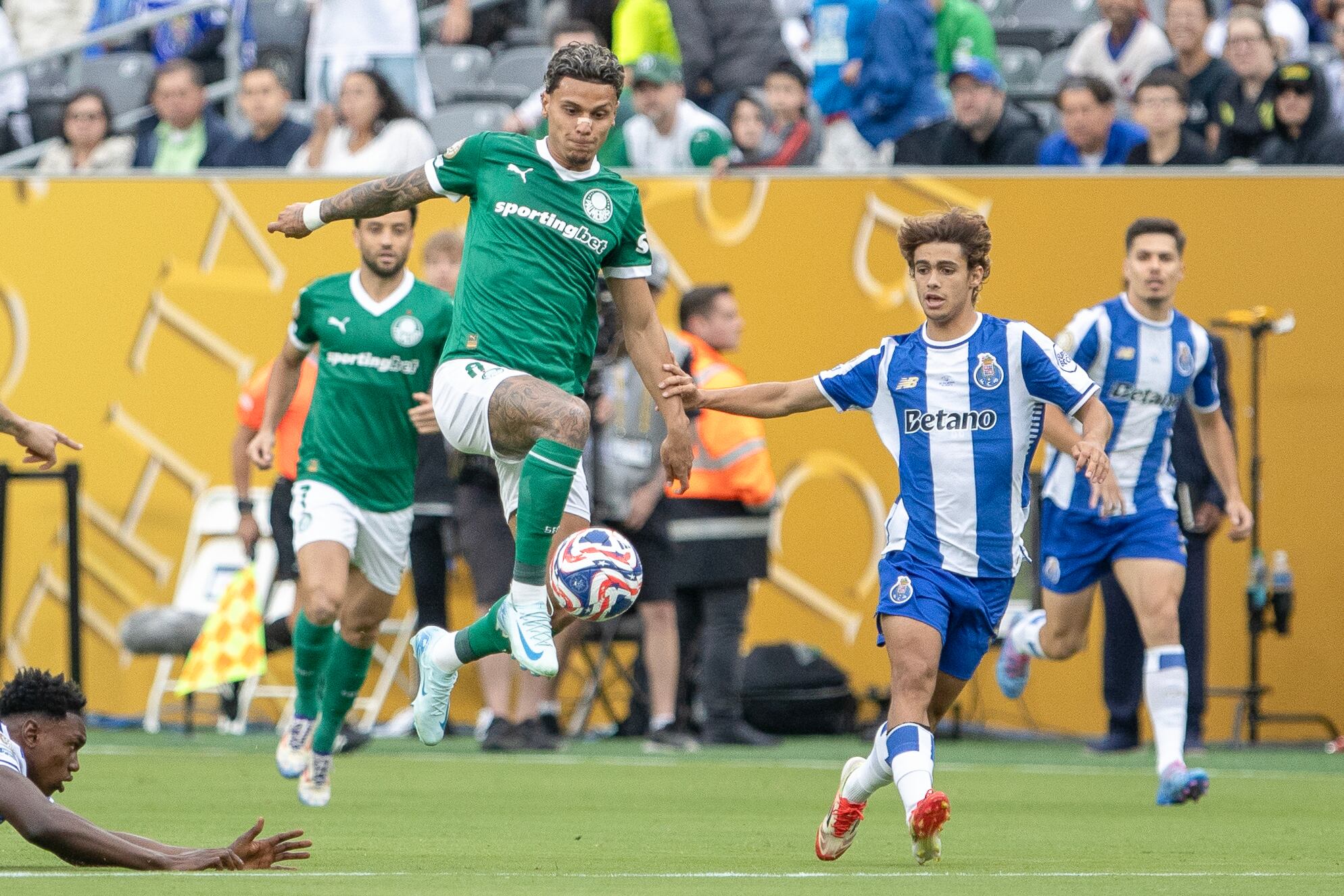 El colombiano Richard Ríos fue titular en el empate entre Palmeiras y Porto en el Mundial de Clubes.. EFE/Angel Colmenares