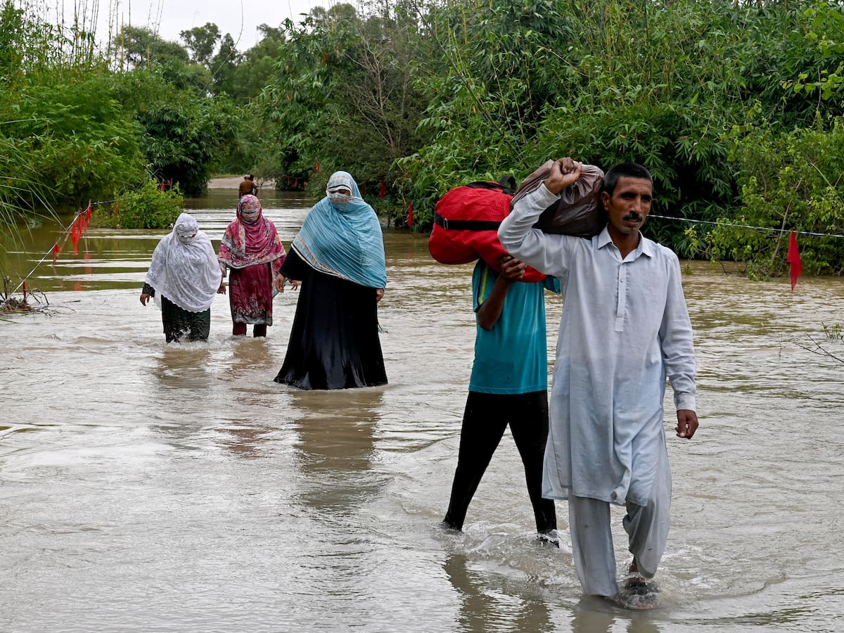 Casi 900 muertos por lluvias mientras la emergencia se agrava en el este de Pakistán