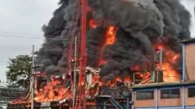 Bomberos Voluntarios de diferentes municipios se trasladaron al sitio para controlar la emergencia . Foto: Cortesía