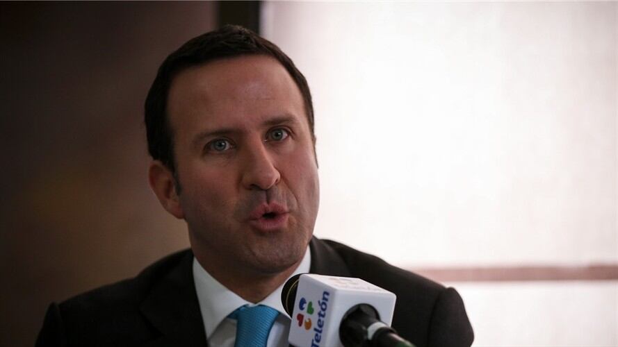 Matías Agudelo oró por la salud del periodista Felipe Arias. Foto: Colprensa - Mauricio Alvarado