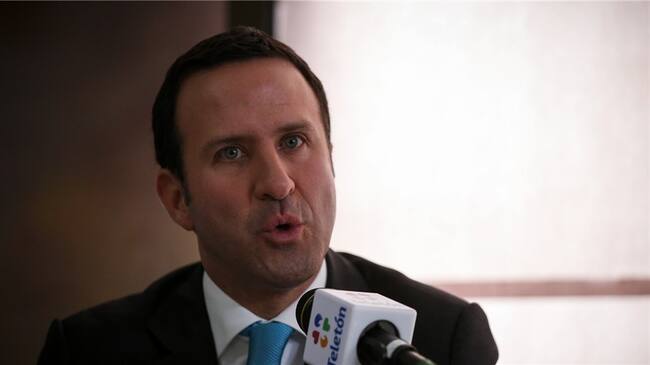 Matías Agudelo oró por la salud del periodista Felipe Arias. Foto: Colprensa - Mauricio Alvarado