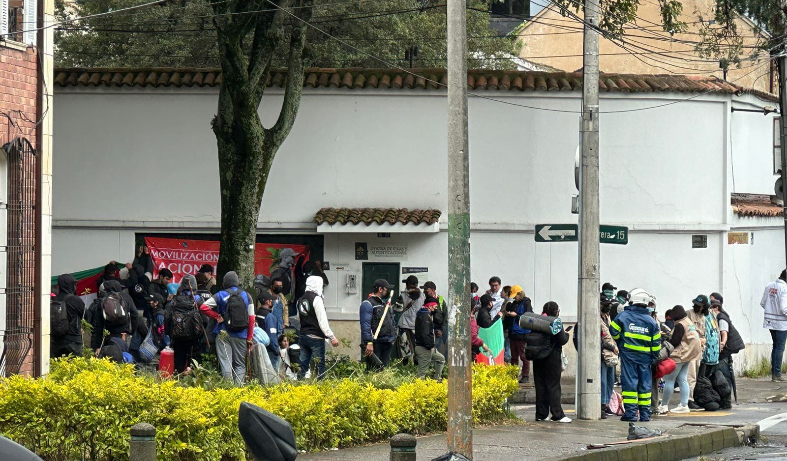 Indígenas se tomaron sede de la Nunciatura Apostólica en Bogotá. Foto: Juan Felipe Rodríguez