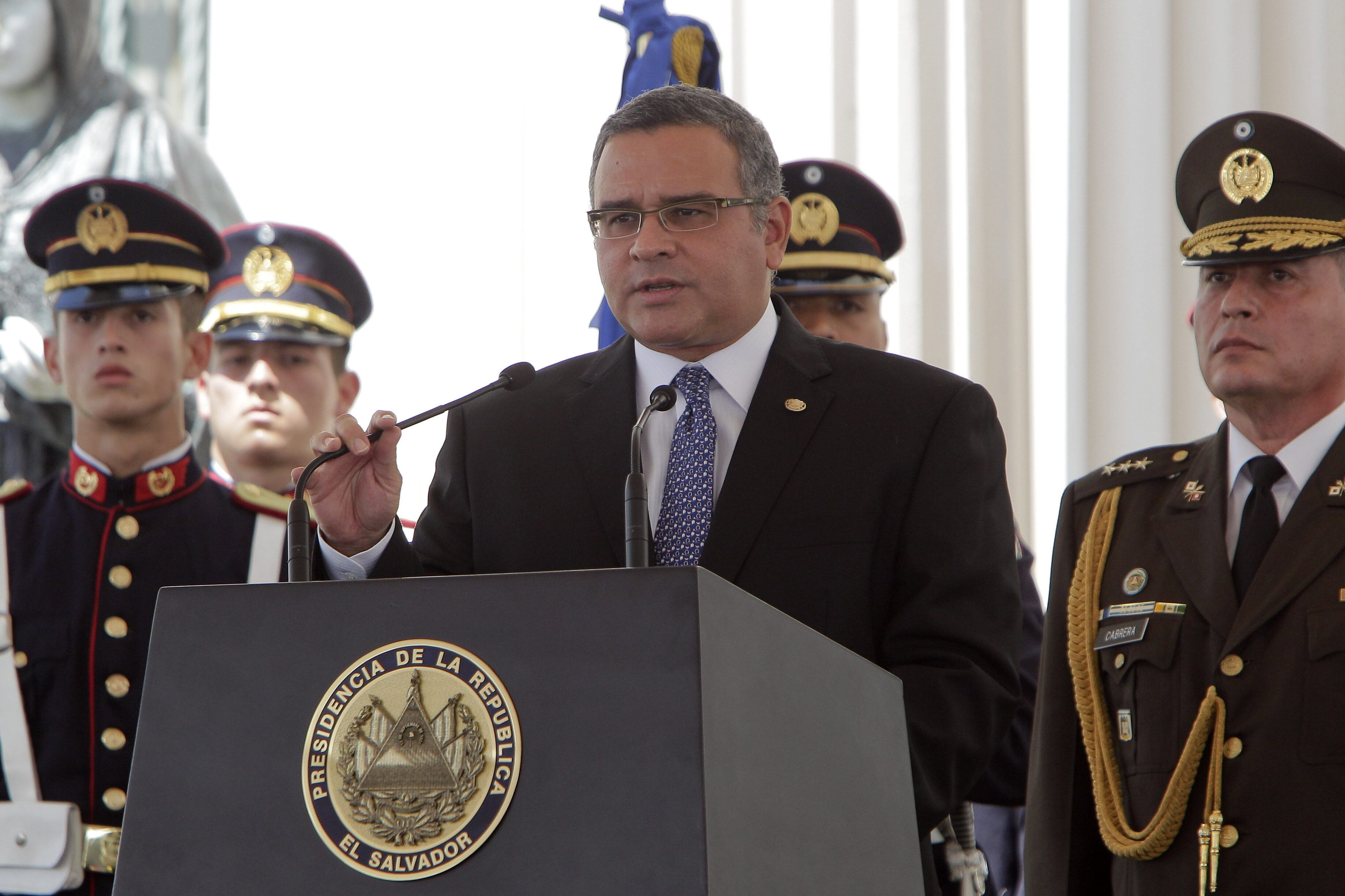 Fotografía de archivo del 3 de septiembre de 2012 del expresidente Mauricio Funes hablando durante la inauguración del 'mes cívico' en San Salvador (El Salvador).