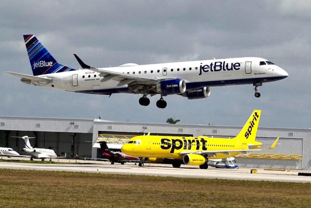 Spirit Airlines y JetBlue. I Foto: Cavaretta/South Florida Sun Sentinel/Tribune News Service via Getty Images.