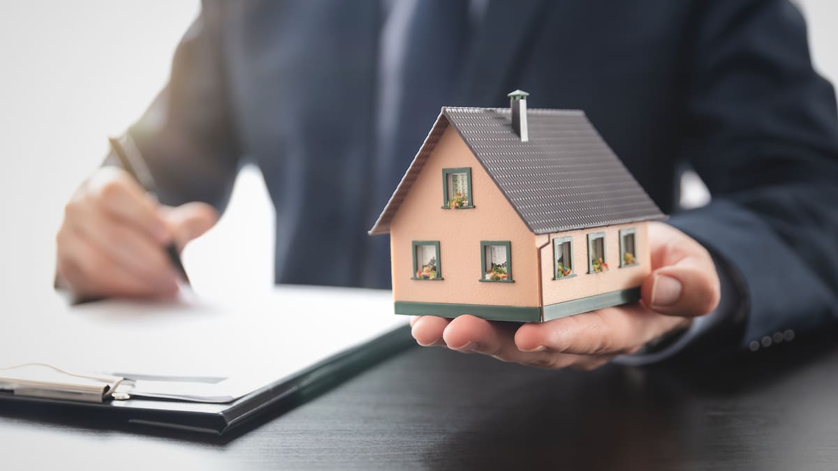 ¿Un arrendatario puede tomar posesión si lleva más de 10 años habitando el lugar?