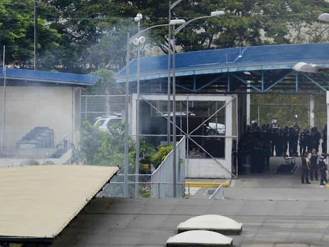 Policías de Ecuador fueron atacados a bala por presos de la misma cárcel del puerto de Guayaquil en la que el martes hubo un motín que dejó al menos 118 muertos. Foto: Fernando Méndez / AFP