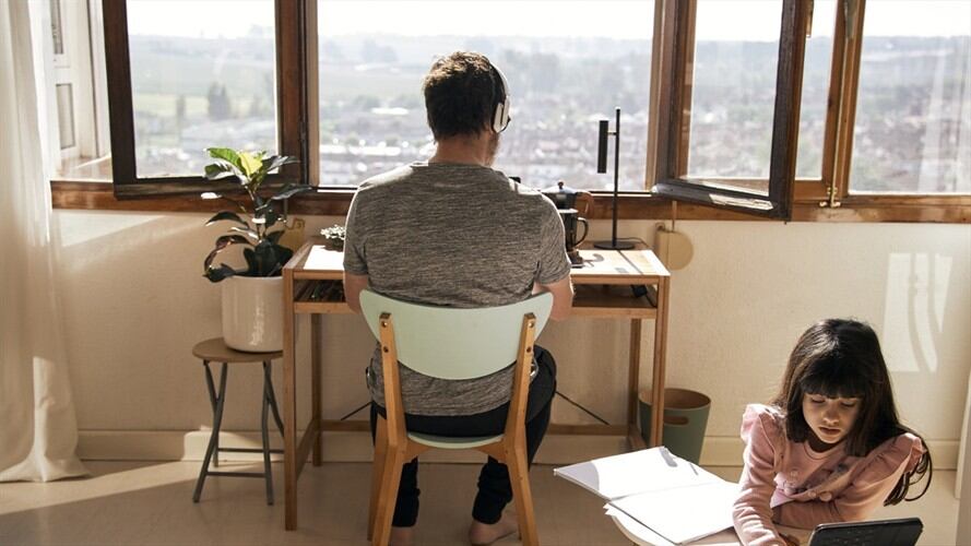 Uno de los puntos de esta ley especifica que el empleador se abstendrá de darle órdenes al trabajador por fuera de la jornada laboral. Foto: Getty Images / WESTEND61