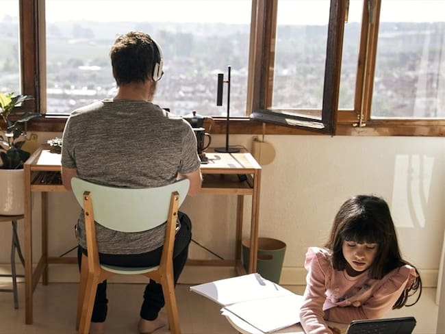 Uno de los puntos de esta ley especifica que el empleador se abstendrá de darle órdenes al trabajador por fuera de la jornada laboral. Foto: Getty Images / WESTEND61
