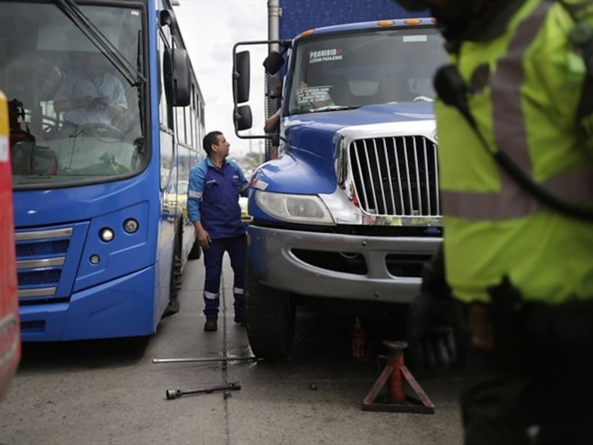 Mesa de diálogo entre transportadores y gobierno para mitigar paro