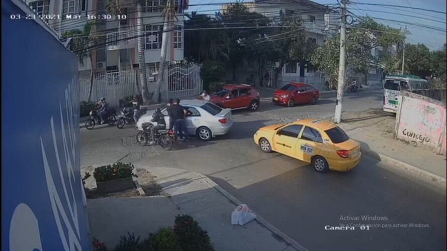 Cuatro hombres abordaron al conductor de este carro blanco. Foto: Captura de pantalla
