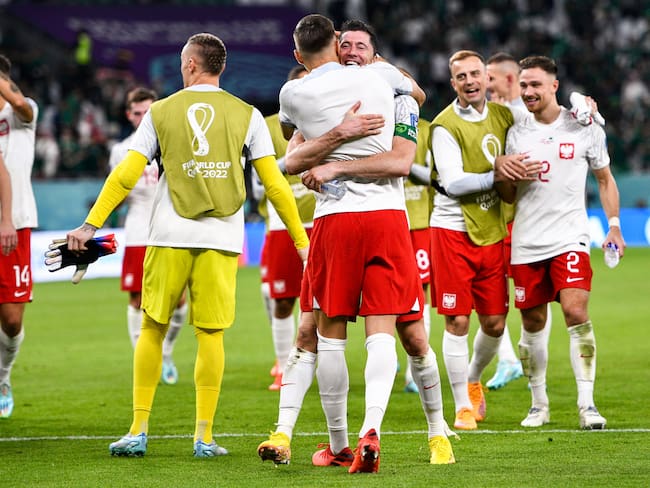 Polonia derrota a Arabia Saudita 2-0.