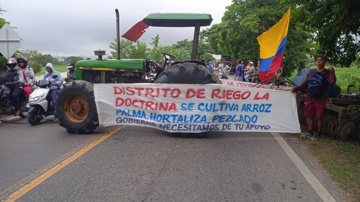 Arroceros bloquean la vía que conecta a Córdoba con Sucre