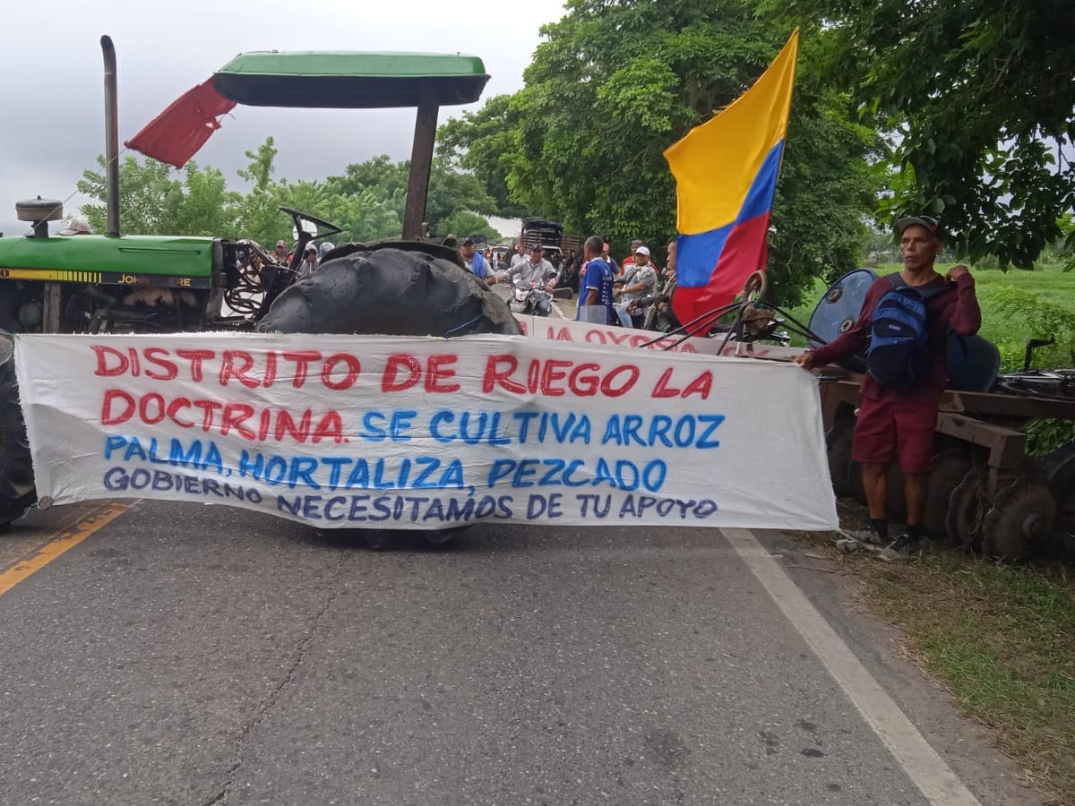 Arroceros bloquean la vía que conecta a Córdoba con Sucre