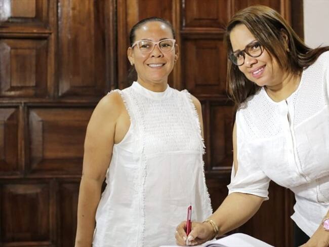 La alcaldesa encargada Yolanda Wong posesiona en el cargo a Lía Sará Ibarra. Foto: Alcaldía de Cartagena