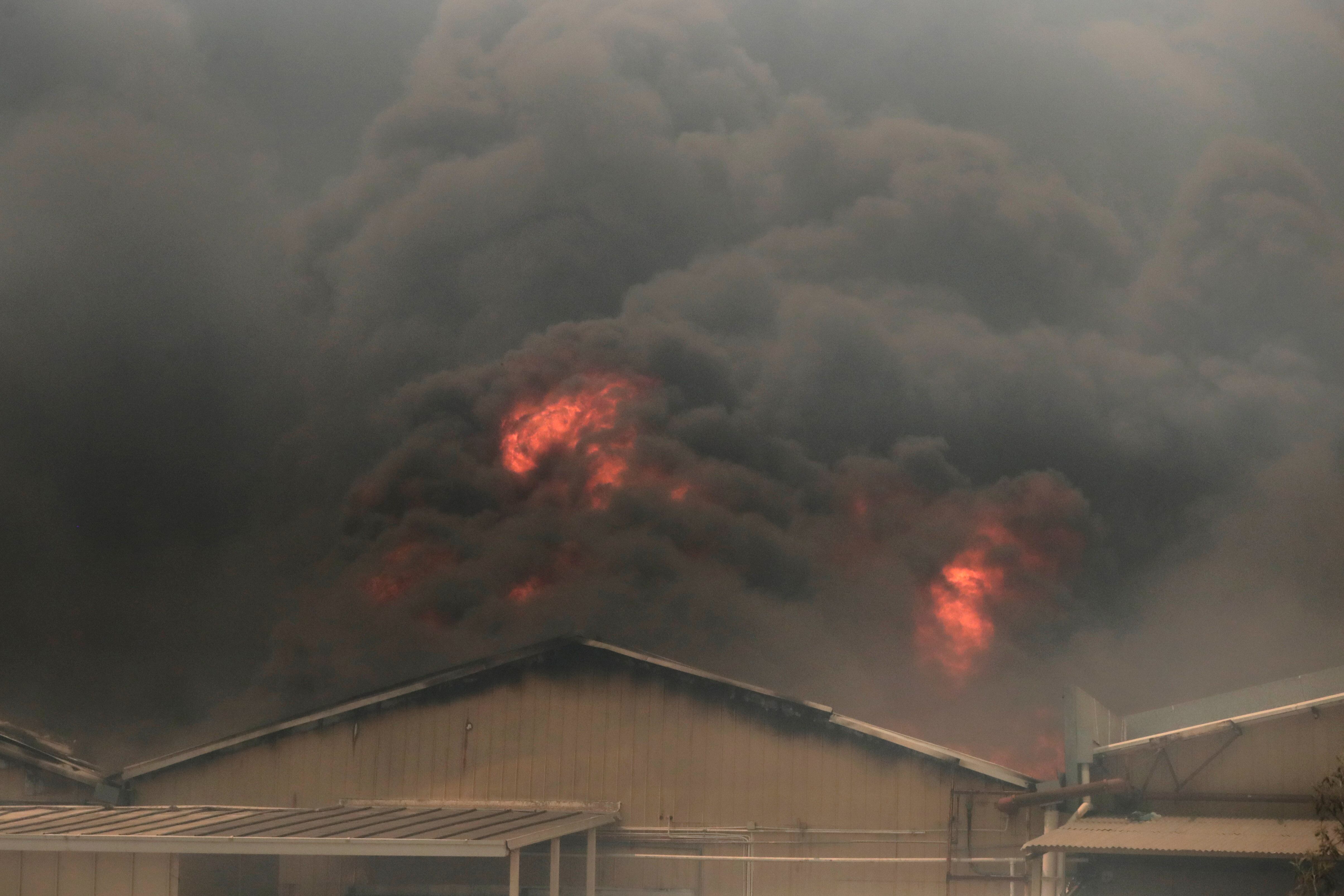 AME5042. VIÑA DEL MAR (CHILE), 03/02/2024.- Fotografía que muestra un incendio en zona industrial durante los incendios forestales que afectan Viña del Mar, Región de Valparaiso (Chile). Los incendios en la región central de Valparaíso han causado por lo menos 19 muertos, según reportes oficiales. EFE/Ailen Díaz