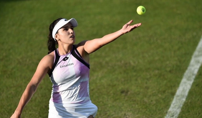La tenista colombiana necesitó una hora y nueve minutos para conseguir la victoria que la pone en la segunda ronda del último torneo de Grand Slam.. Foto: Nathan Stirk/Getty Images for LTA