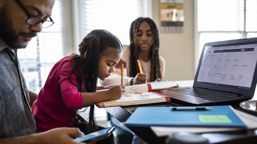 Quienes estén inscritos en la base de datos tampoco podrán ser nombrados ni posesionados en cargos públicos, ni de elección popular, hasta que se pongan al día con las cuotas. Foto: Getty/ Fotografía de stock.