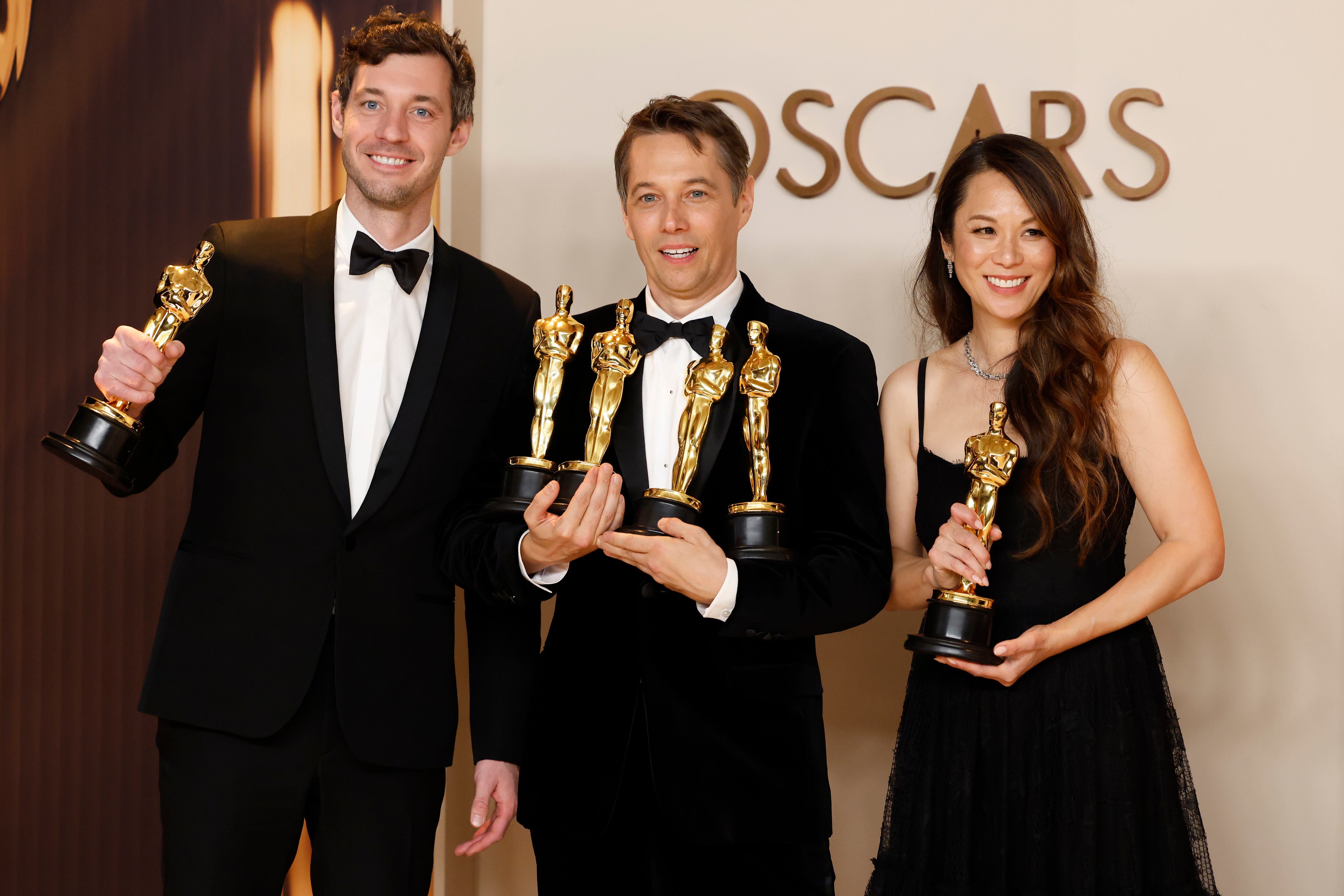 LOS ÁNGELES (Estados Unidos), 03/03/2025.- Alex Coco, Sean Baker, and Samantha Quan, ganadores del Oscar a Mejor Película por 'Anora'.