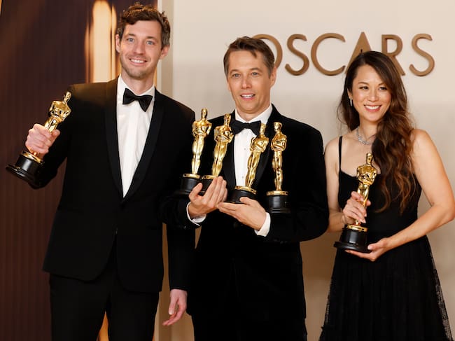 LOS ÁNGELES (Estados Unidos), 03/03/2025.- Alex Coco, Sean Baker, and Samantha Quan, ganadores del Oscar a Mejor Película por 'Anora'.