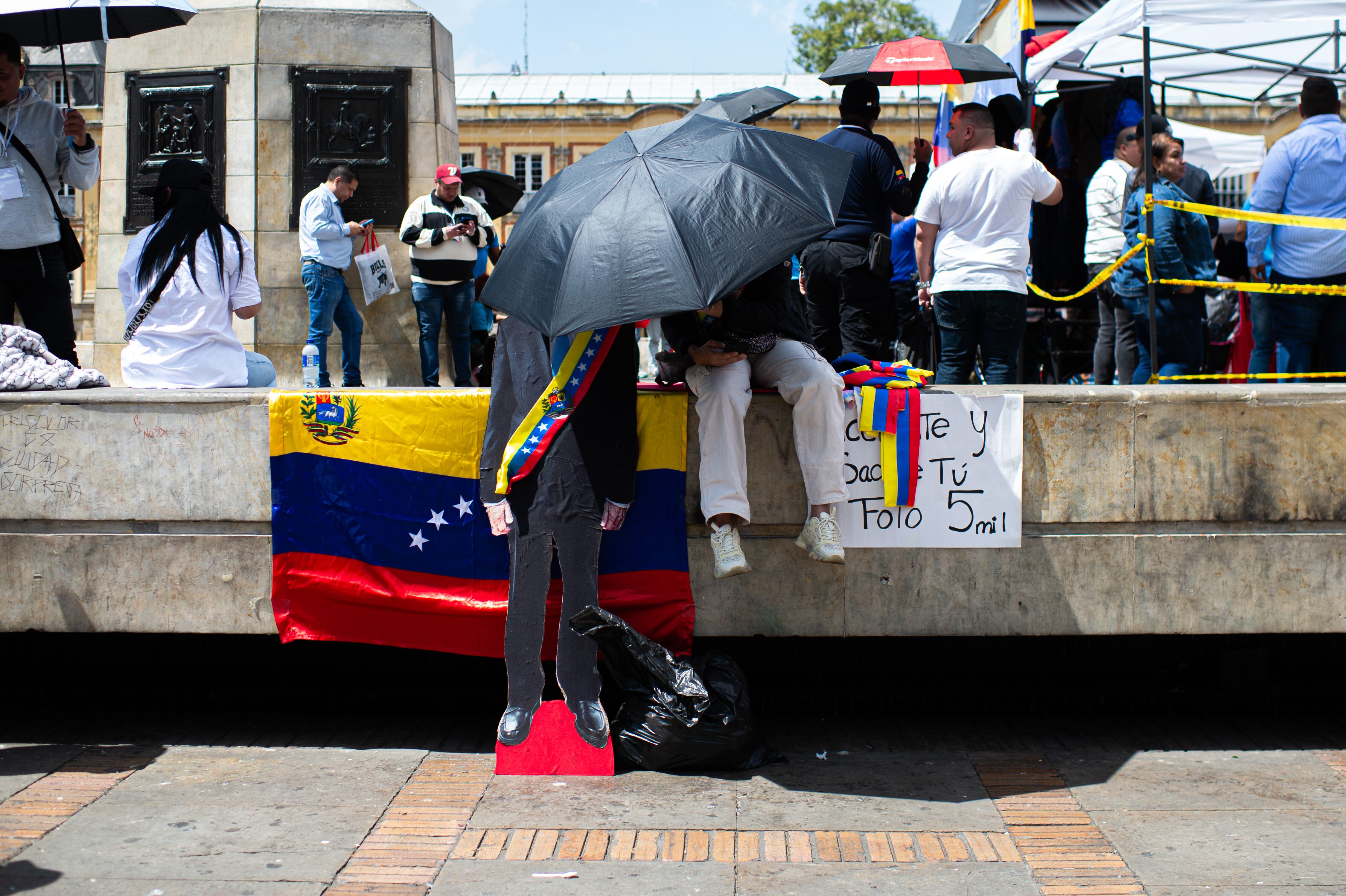 Un manifestante cubre un recorte de Edmundo González durante las manifestaciones organizadas por la oposición contra la investidura de Nicolás Maduro como presidente desde 2013, en Bogotá. Sebastian Barros / Getty Images