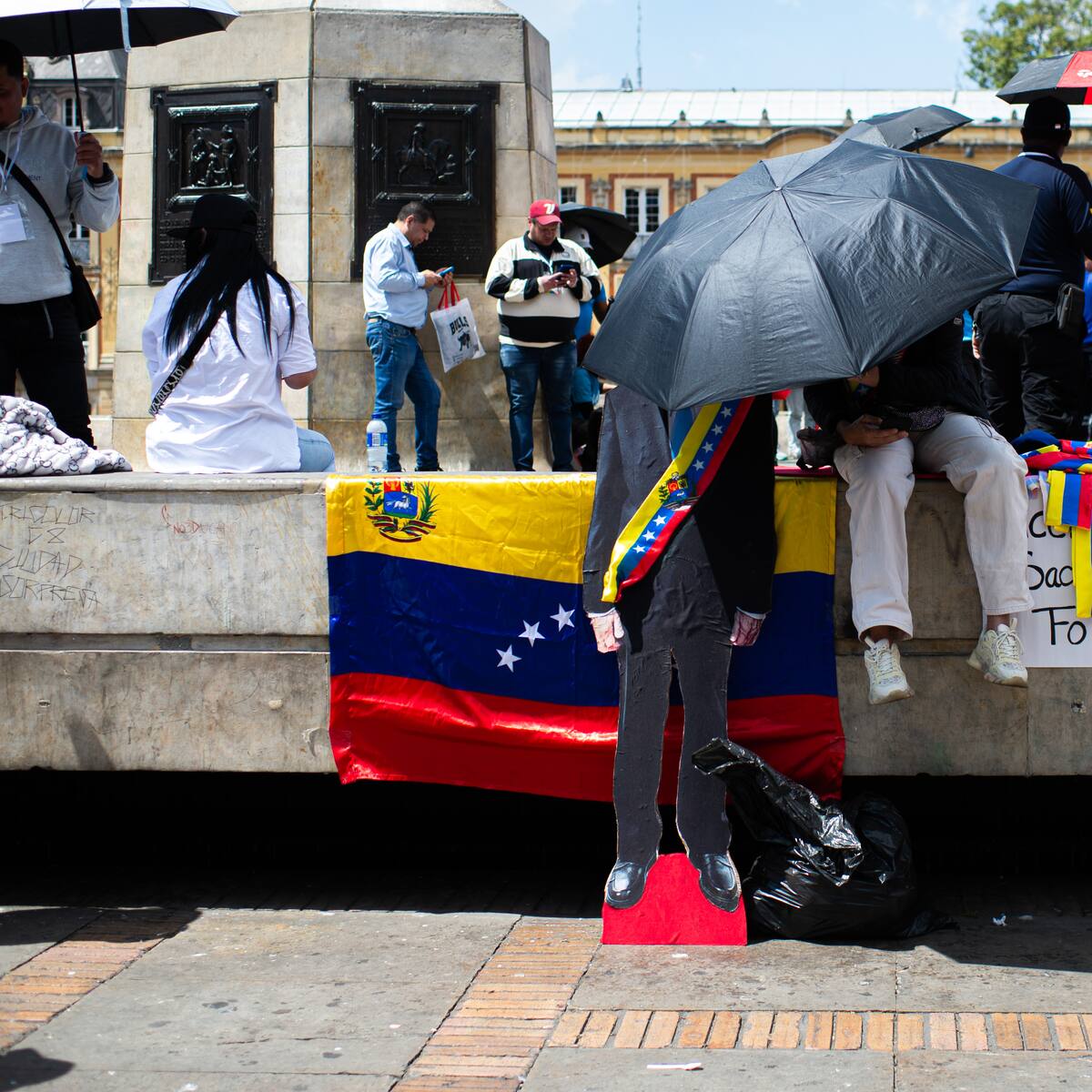 ¿Cómo convalidar un título profesional venezolano en Colombia? Legalización, apostilla y más