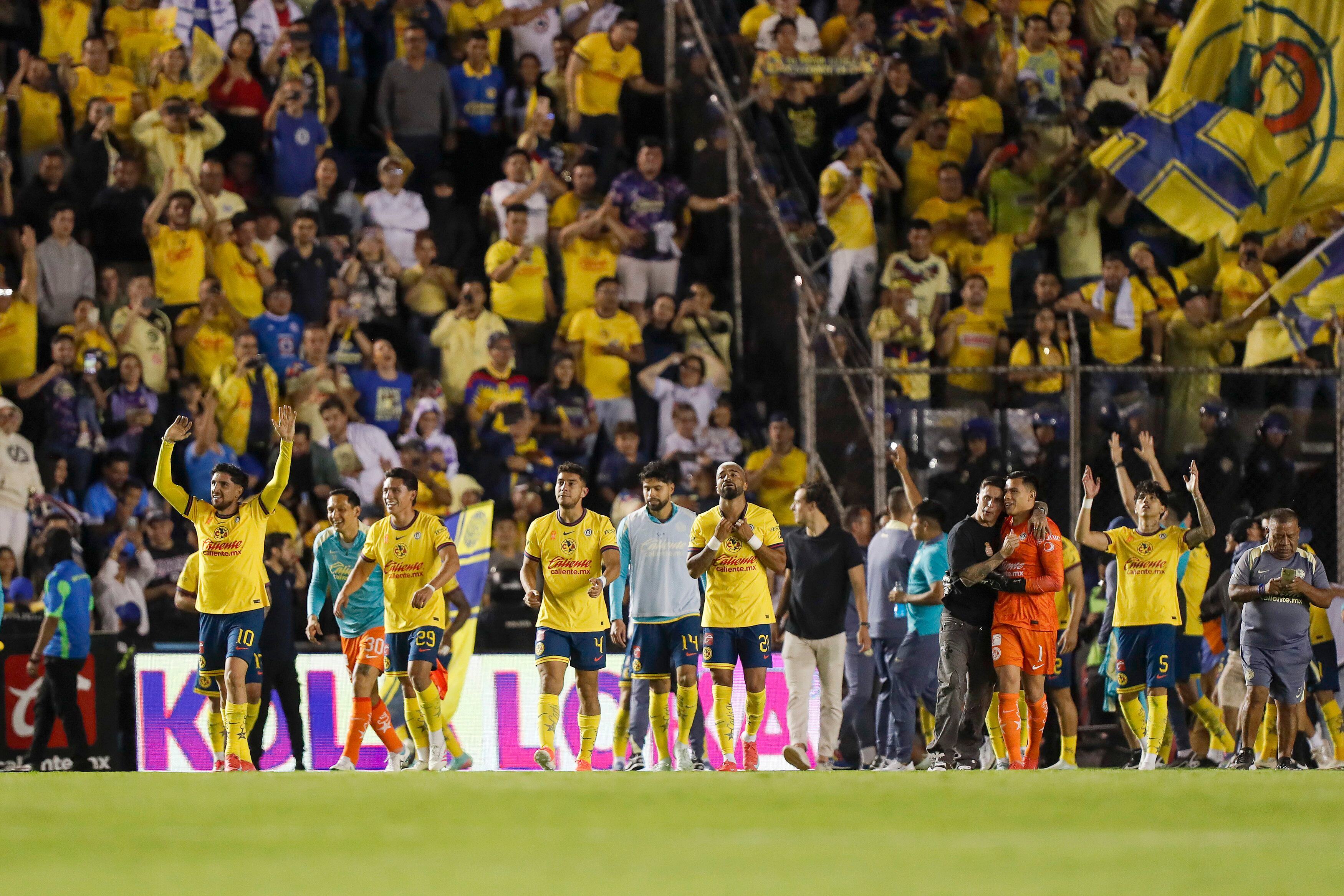 Jugadores de América celebran un triunfo ante Cruz Azul este domingo, al final de un partido de vuelta por las semifinales del Torneo Clausura 2025 de la Liga MX. EFE/ Isaac Esquivel