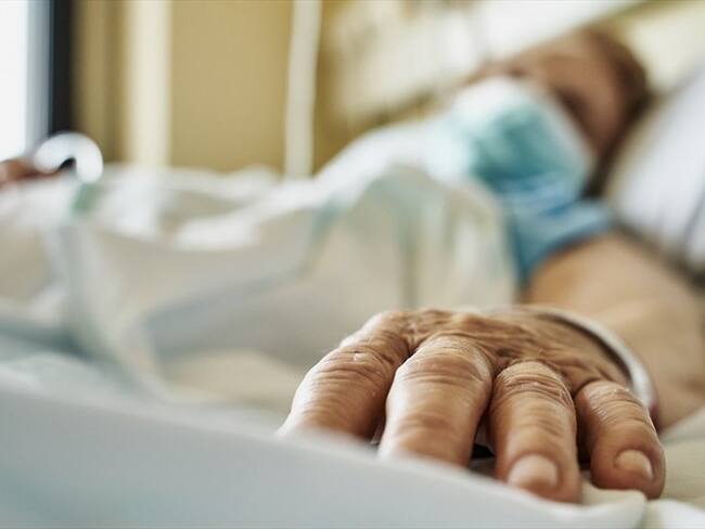Imagen de referencia de persona en la Unidad de Cuidados Intensivos. Foto: Getty Images / RUBEN BONILLA GONZALO