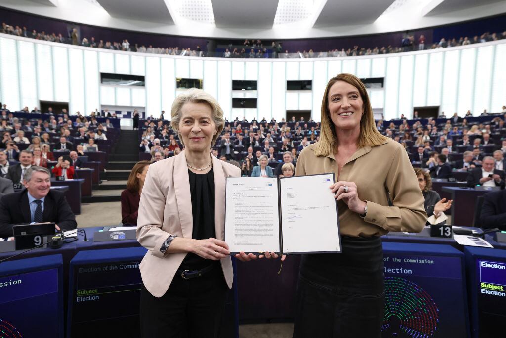 Ursula von der Leyen y Roberta Metsola con la nueva Comisión Europea. I Foto: FREDERICK FLORIN/AFP via Getty Images.