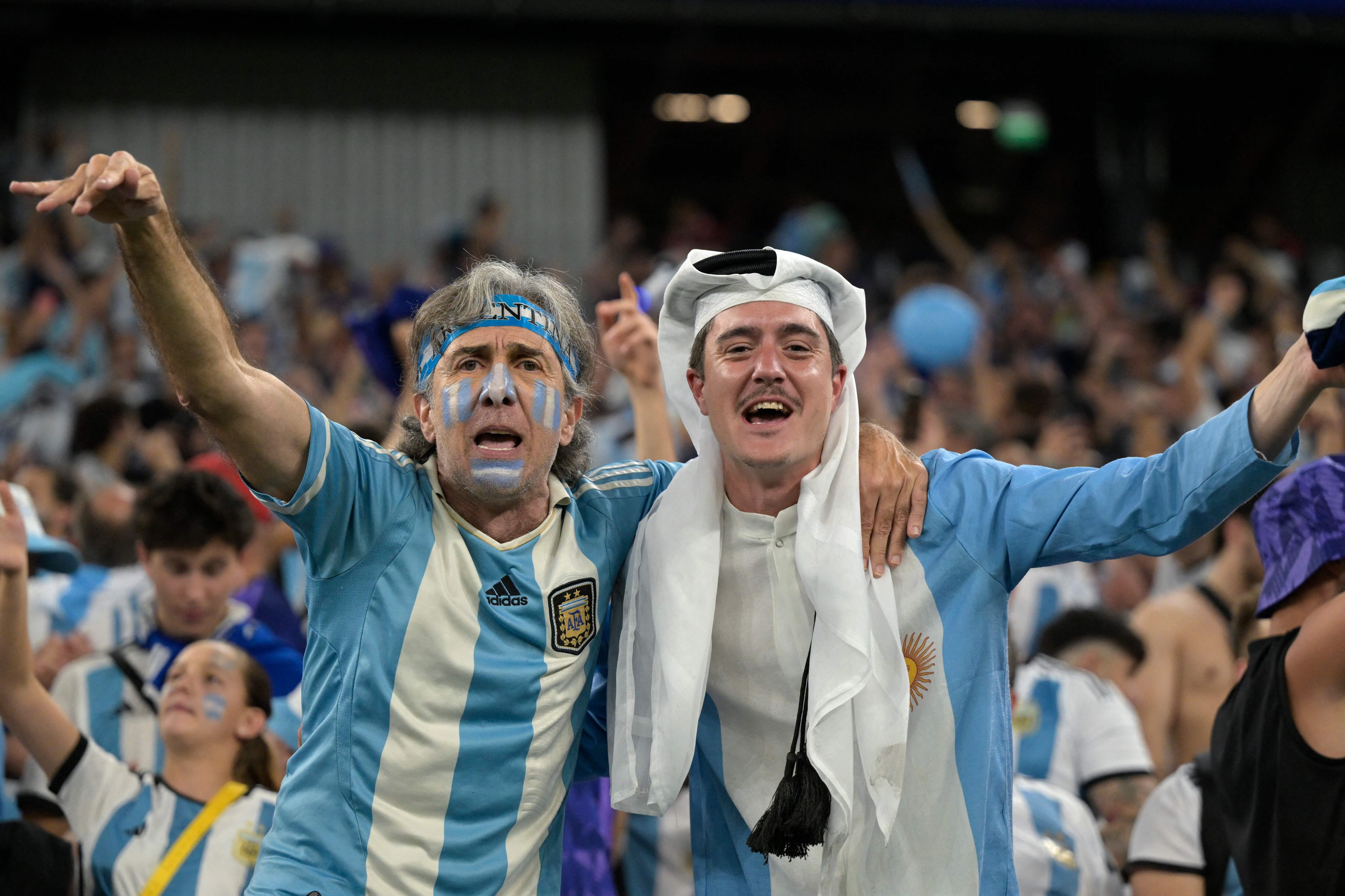 Hinchas de Argentina en Qatar. (Photo by JUAN MABROMATA / AFP) (Photo by JUAN MABROMATA/AFP via Getty Images)