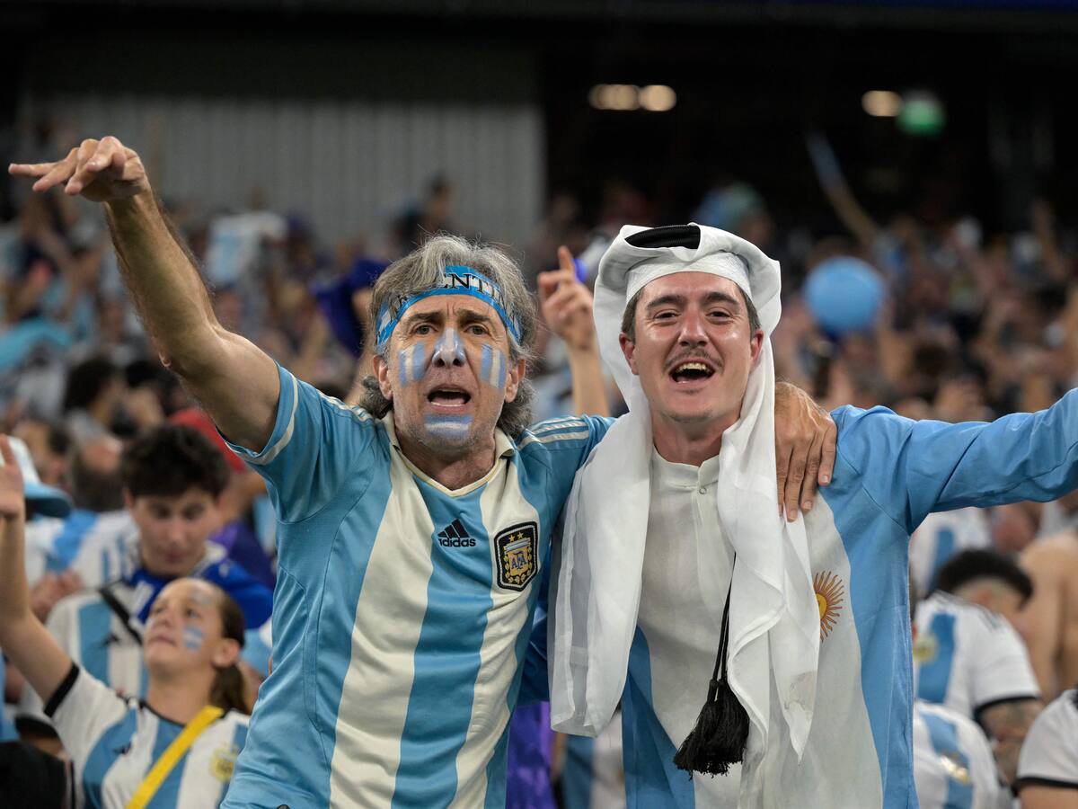 Video: celebración de hinchas de Argentina en el metro tras pasar a octavos en Qatar