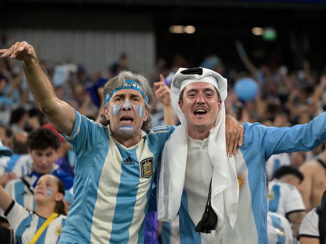 Hinchas de Argentina en Qatar. (Photo by JUAN MABROMATA / AFP) (Photo by JUAN MABROMATA/AFP via Getty Images)