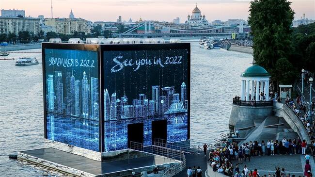 La gente mira las paredes iluminadas de la luz del pabellón de Majlis Qatar en el parque Gorky de Moscú . Foto: Getty Images