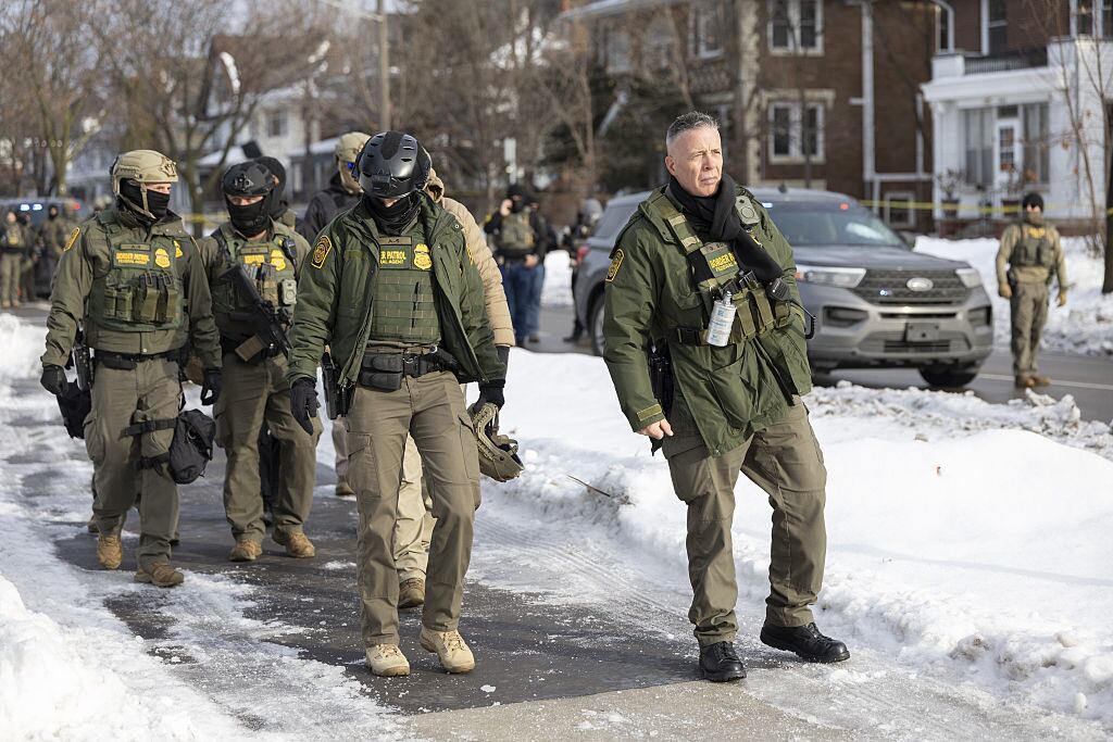 Miembros de la policía de Minnesota inspeccionan el lugar donde falleció una mujer, víctima de un tiroteo, el 7 de enero de 2026. FOTO: by Christopher Juhn/Anadolu vía Getty Images