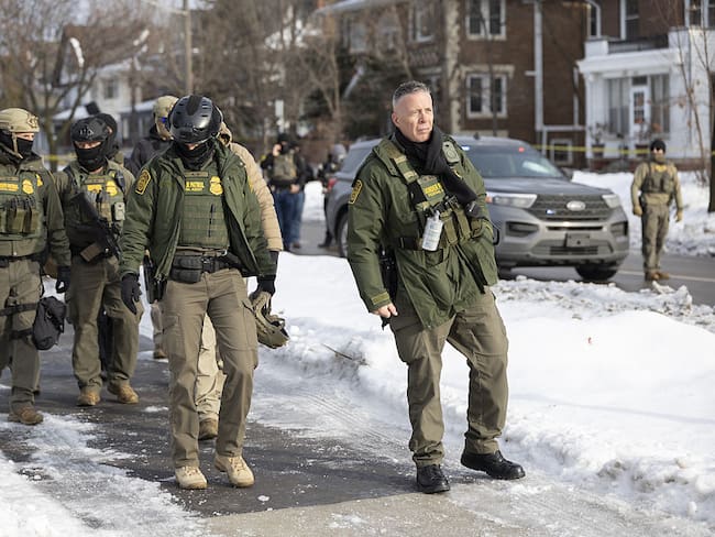 Miembros de la policía de Minnesota inspeccionan el lugar donde falleció una mujer, víctima de un tiroteo, el 7 de enero de 2026. Foto: by Christopher Juhn/Anadolu vía Getty Images
