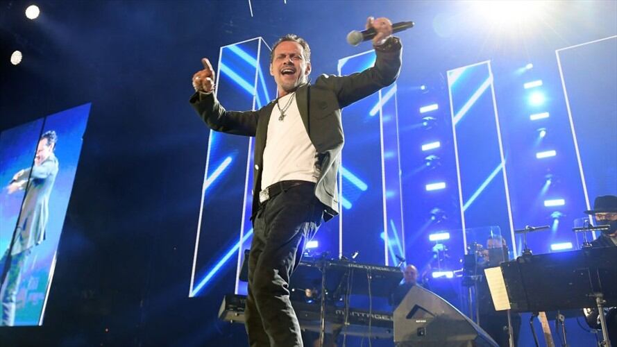 Marc Anthony derrite las redes sociales al bailar con una fanática de 95 años. Foto: Getty Images/Bryan Steffy / Colaborador