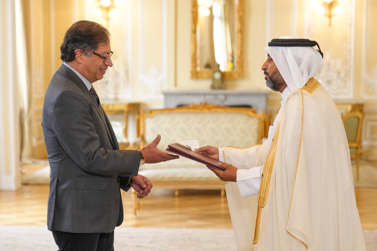 Presidente Gustavo Petro y el embajador de Catar, Eisa Jaberahmed Al Jaham Al Kuwuari. Foto: Presidencia.