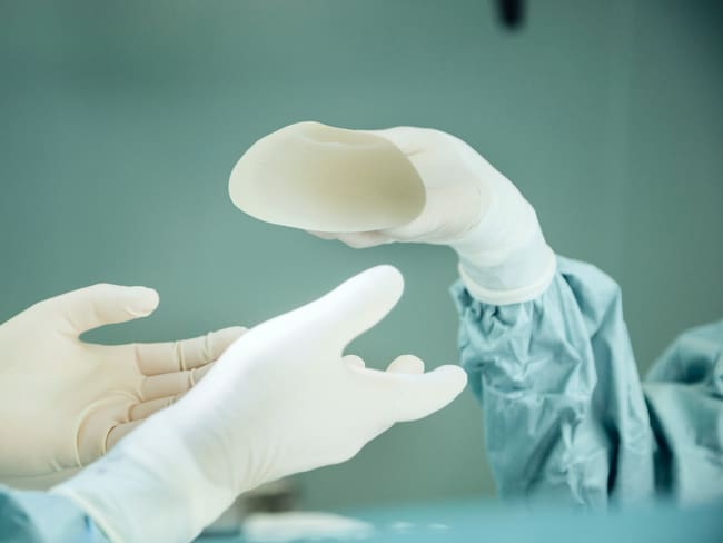Síndrome de Asia: ¿las mujeres deben retirarse los implantes de silicona?