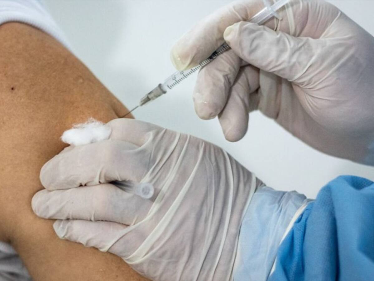 Segunda dosis de la vacuna de Moderna será aplicada en Colombia al tercer mes