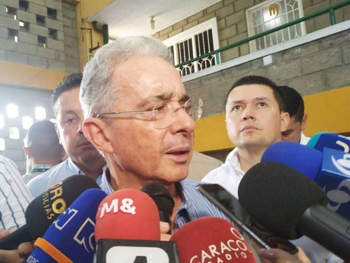 Necesitamos ayuda internacional para capturar a criminales bajo protección de Maduro:Uribe