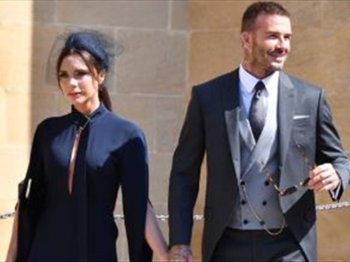 David y Victoria Beckham donarán sus atuendos de la boda real por una buena causa