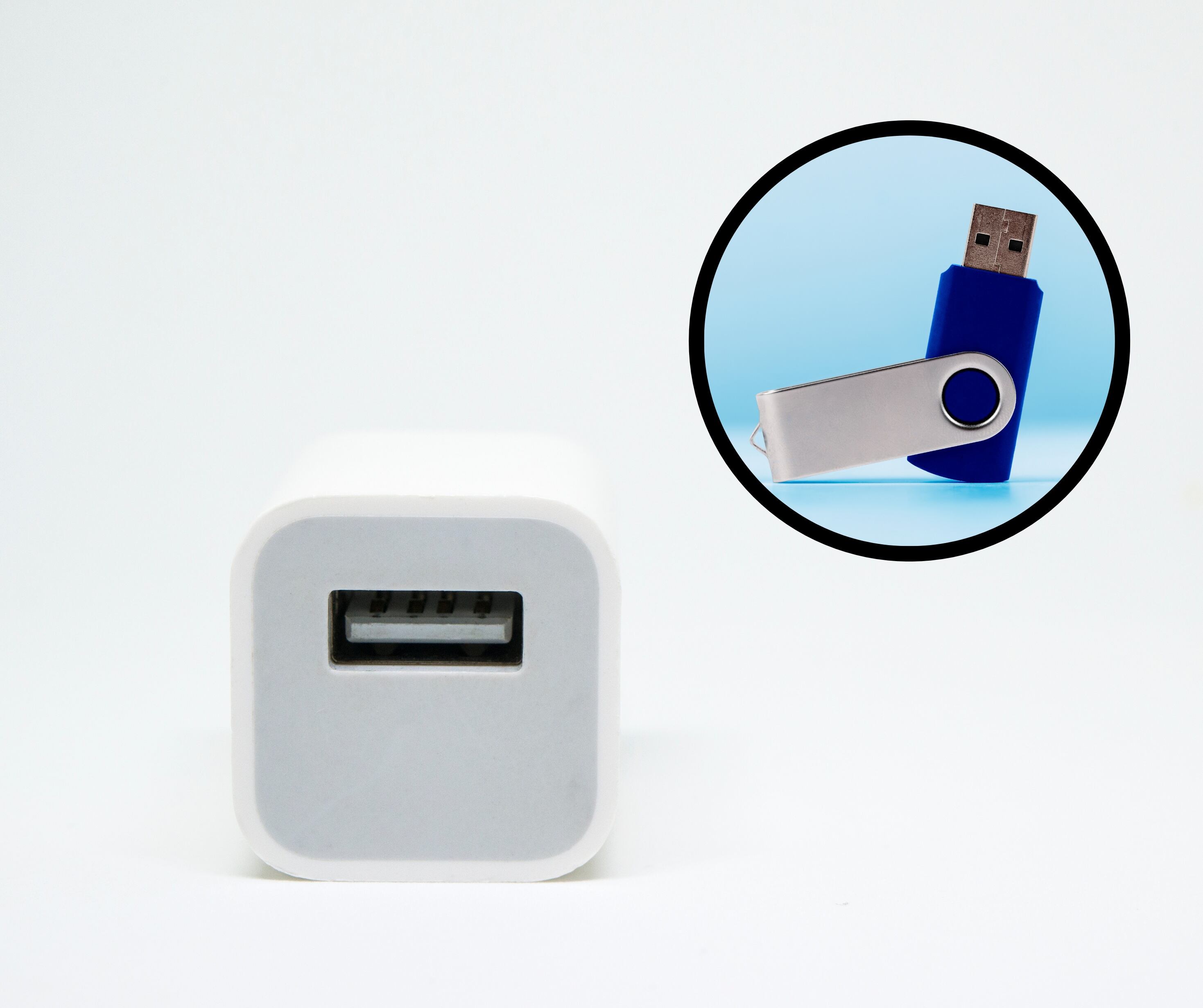 Adaptador de color blanco y memoria USB de color azul (Getty Images)