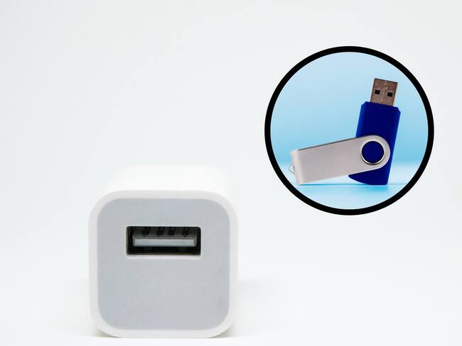 Adaptador de color blanco y memoria USB de color azul (Getty Images)