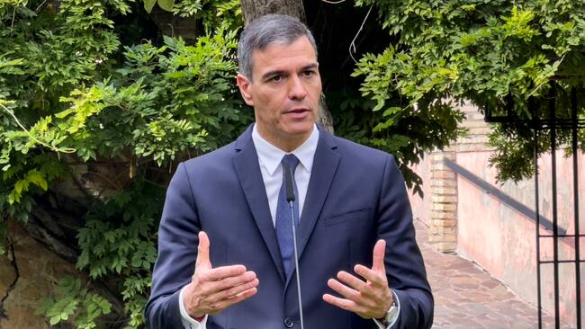 ROMA, 11/10/2024.- El presidente del Gobierno, Pedro Sánchez comparece ante la prensa en la Academia de España en Roma, tras su encuentro con el papa Francisco, este viernes en el Vaticano para hablar, entre otros asuntos, de la difícil situación en Oriente Medio y de la crisis migratoria en las islas Canarias. EFE/Daniel Cáceres