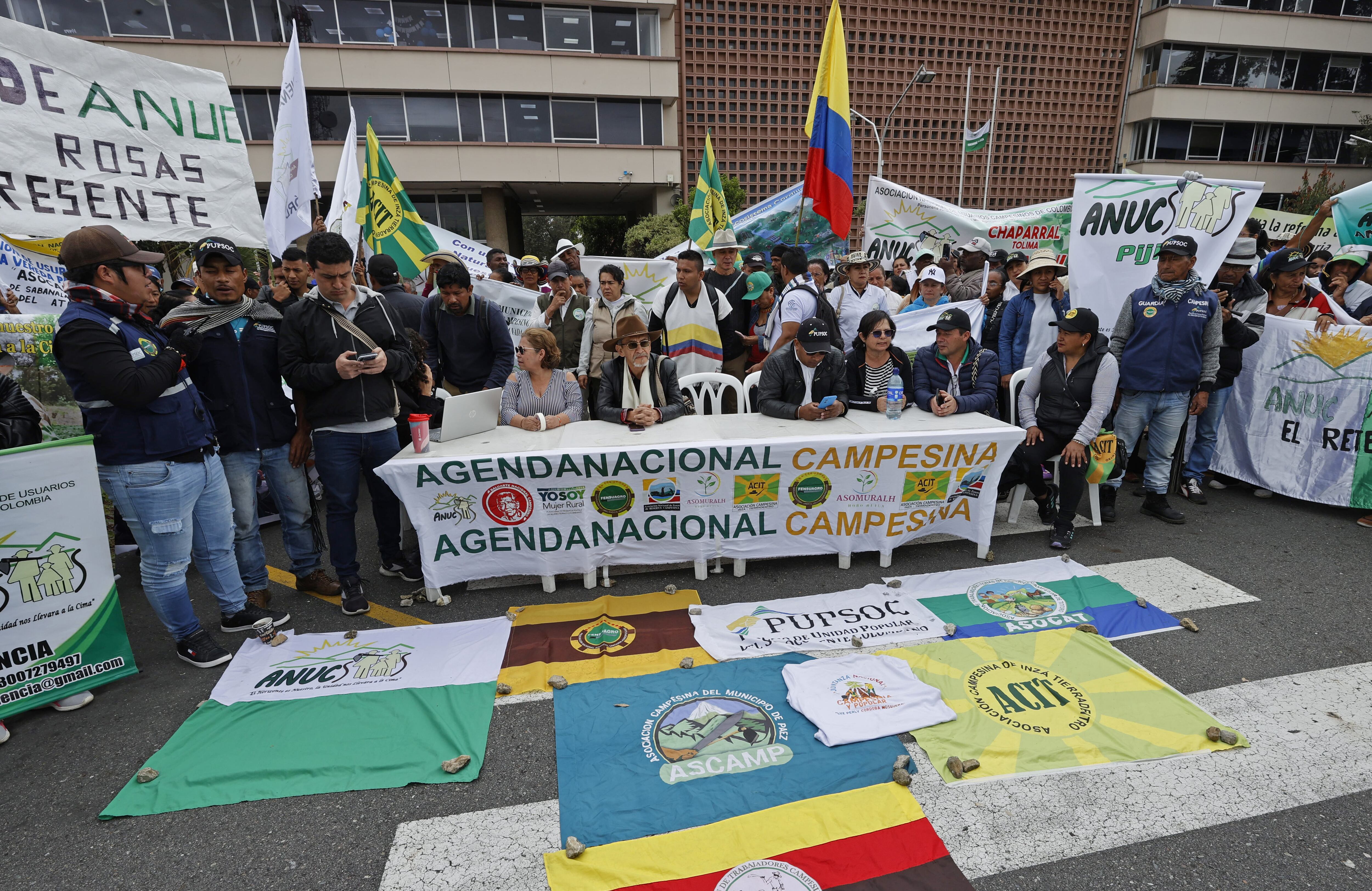 Campesinos e indígenas colombianos ocupan autoridad de tierras en Colombia. EFE/ Mauricio Dueñas Castañeda