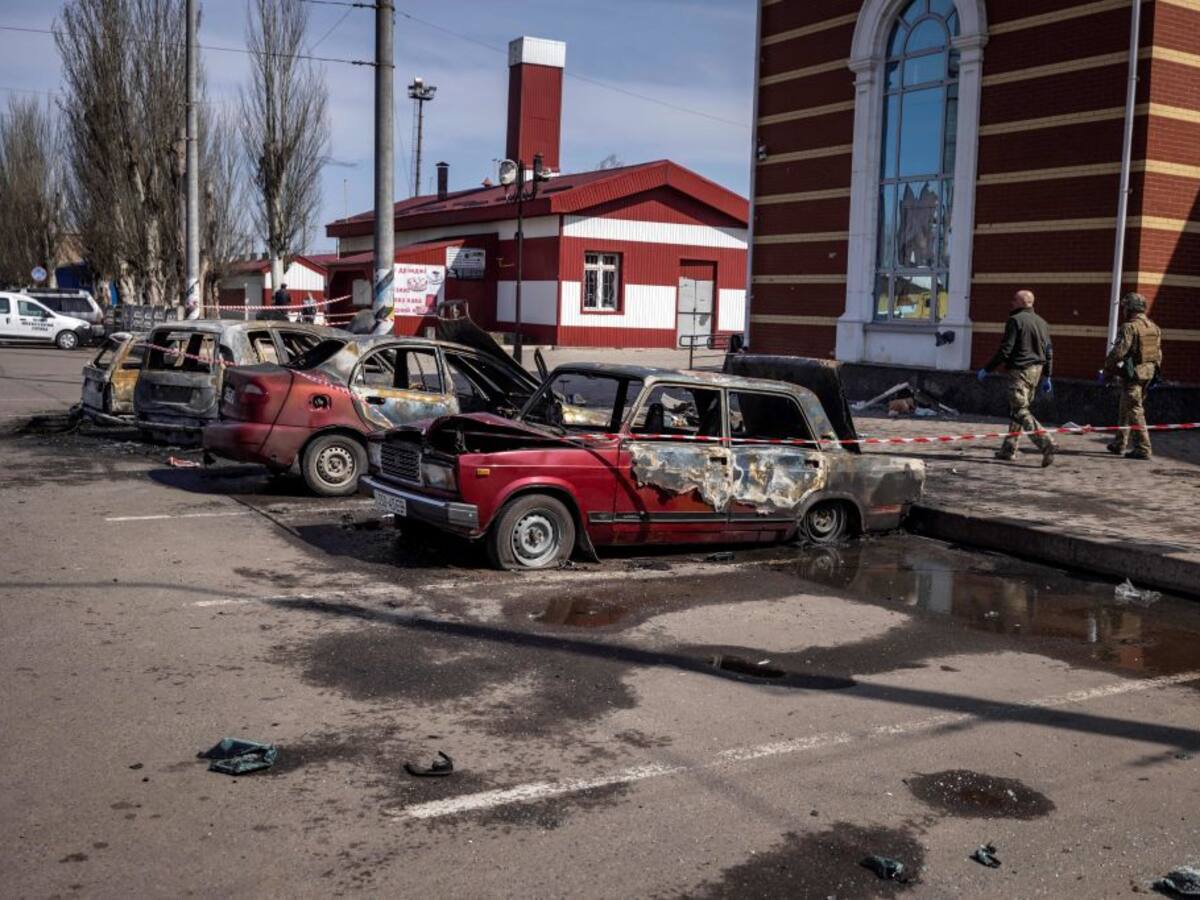 Boris Johnson prometió armas a Ucrania tras el bombardeo de estación cerca del frente con Rusia
