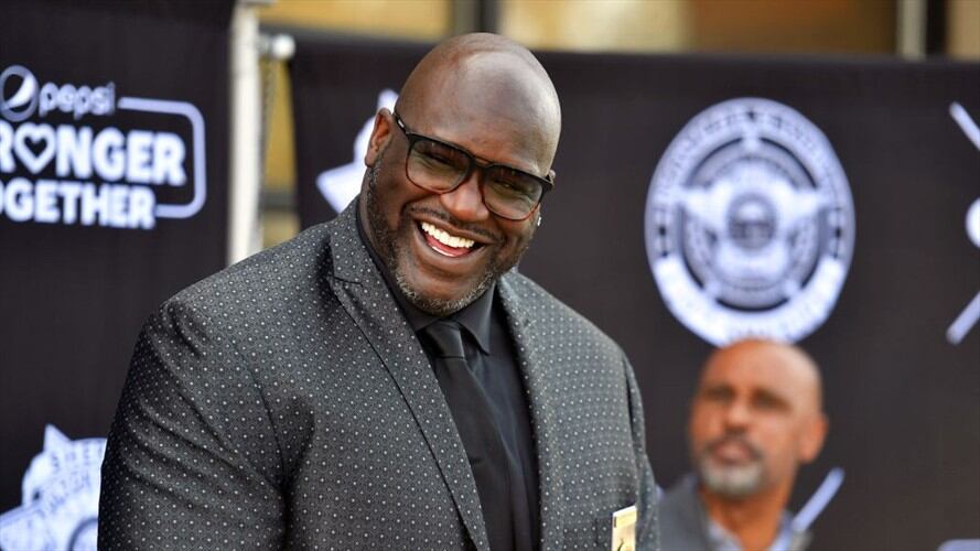 Shaquille O'Neal sorprende a un extraño pagando su anillo de compromiso. Foto: Getty Images