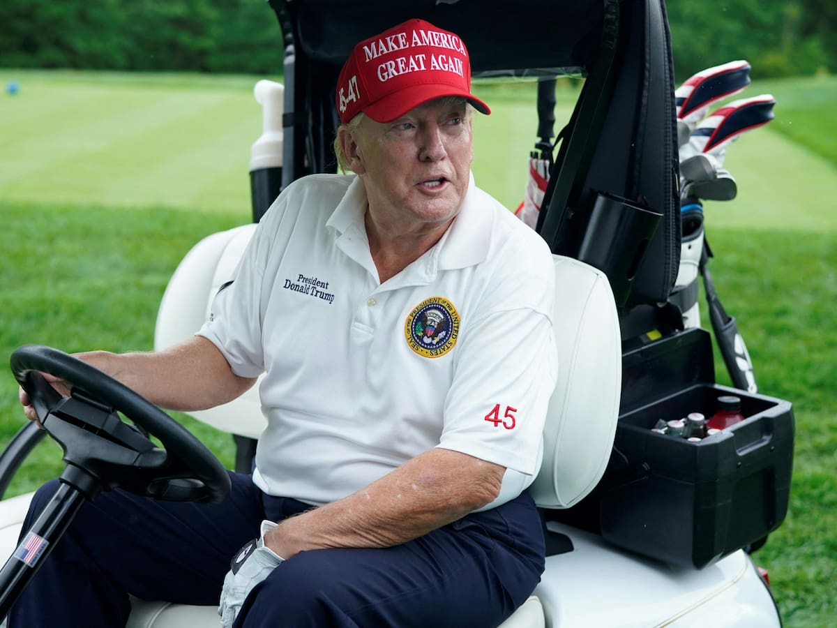 Donald Trump llegó a su complejo de golf en Turnberry al inicio de su visita a Escocia