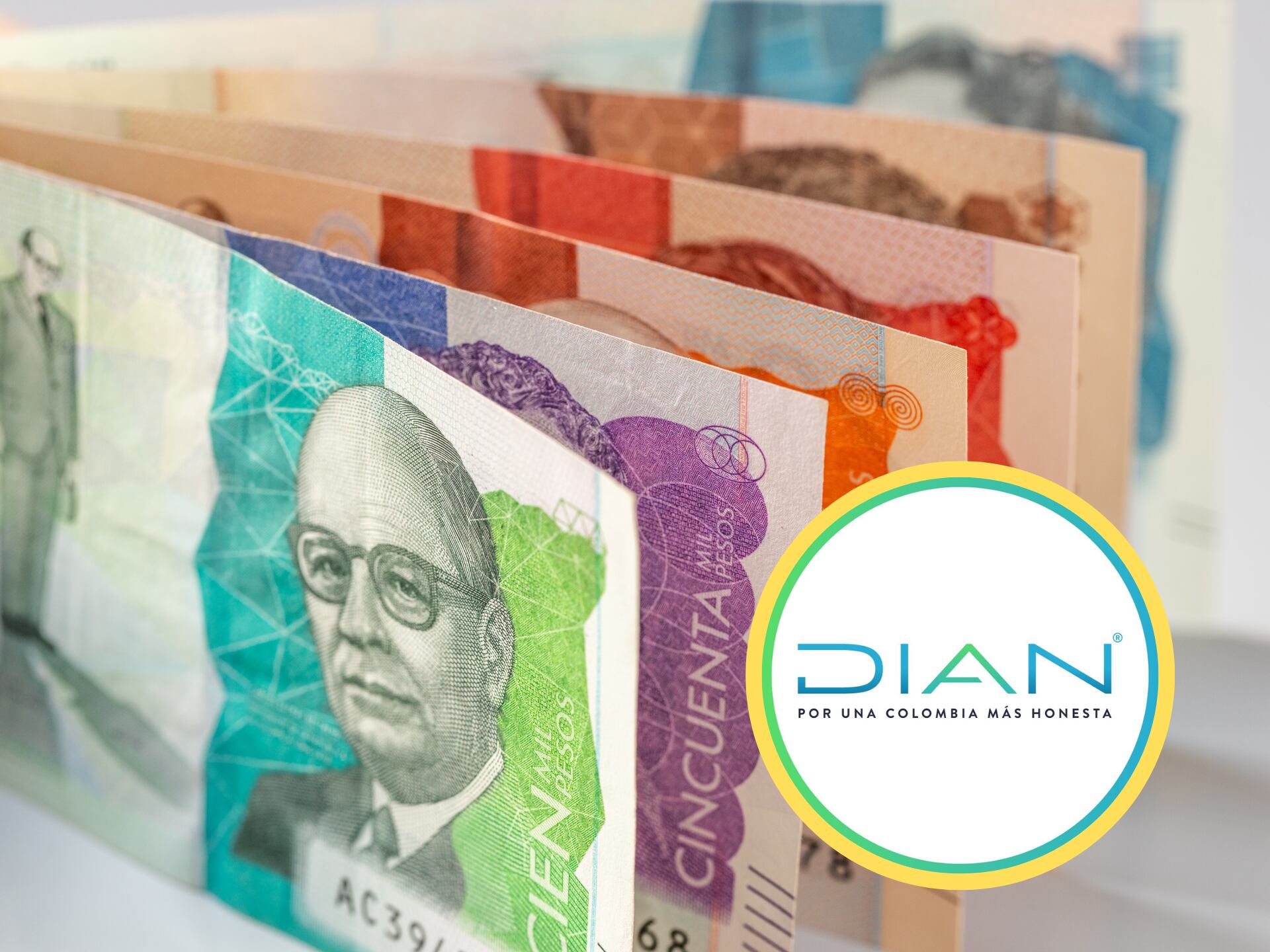 Dinero colombiano junto al logo de la DIAN (GettyImages / redes sociales)