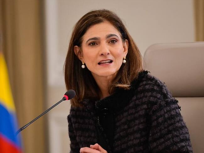 Atacan con piedras el vehículo de la ministra de Transporte. Foto: Colprensa